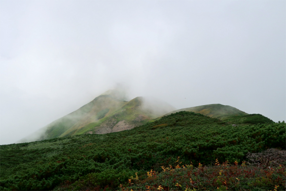 飯豊連峰最高峰の大日岳飯豊山並み