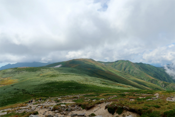 振り返っての飯豊連峰の山並と曇り空