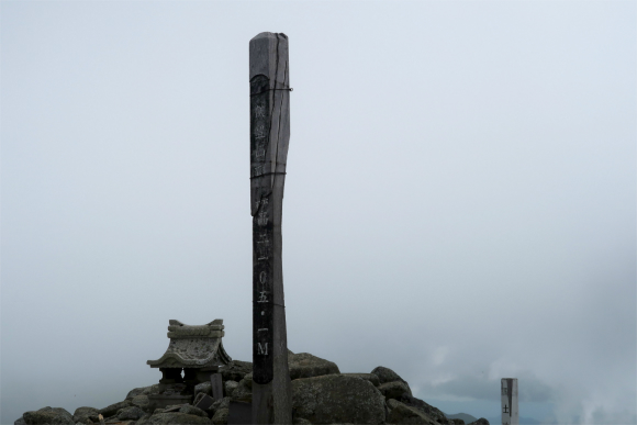 飯豊本山に着く頃には真っ白な世界