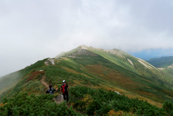 飯豊山から飯豊本山小屋への稜線の景色
