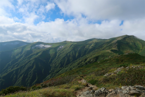 飯豊山直下から大日岳へ至る稜線