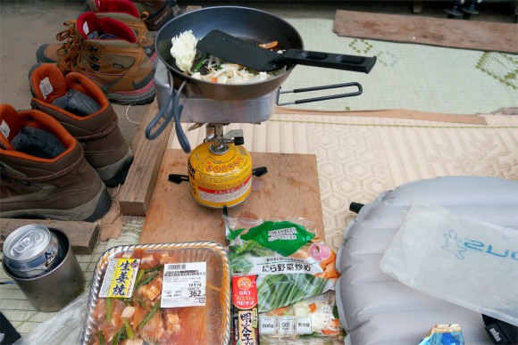 切合小屋夕飯の準備