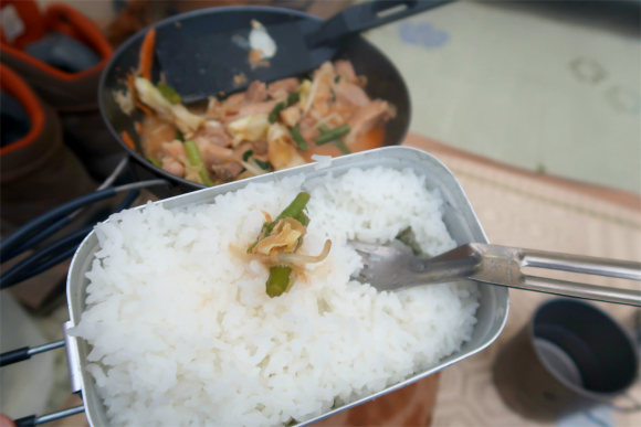 お肉の量とメスティンで炊いたご飯