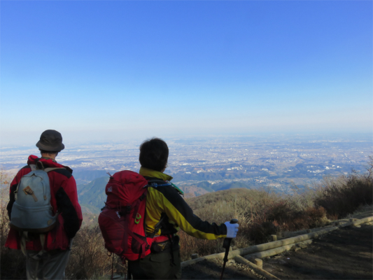 大山の山頂景色を見る二人