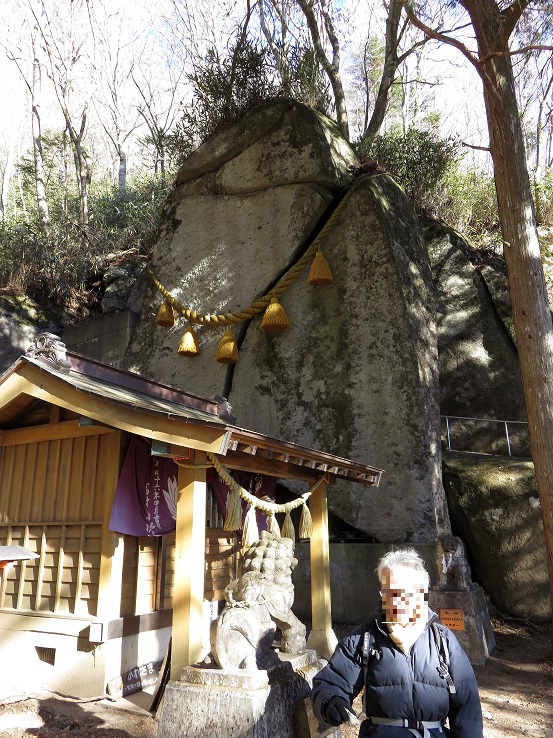 石割神社と登山者後にご神体の岩