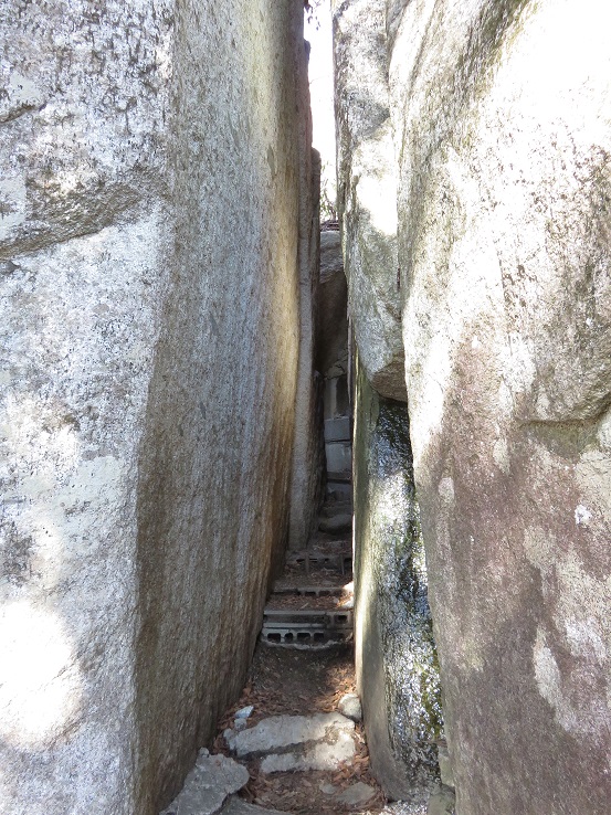 石割神社大きな岩が割れている通り抜けると願いが叶う