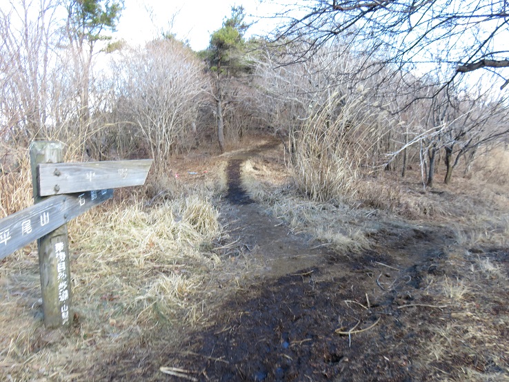 平尾山・石割山から石割神社駐車場への下山ルート