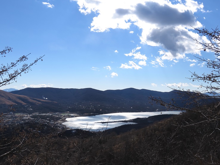 眼下に山中湖奥に見えている山並み三国ハイキングコース