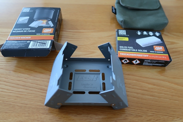 エスビットポケットストーブの固形燃料と五徳・風防板（ウインドスクリーン）