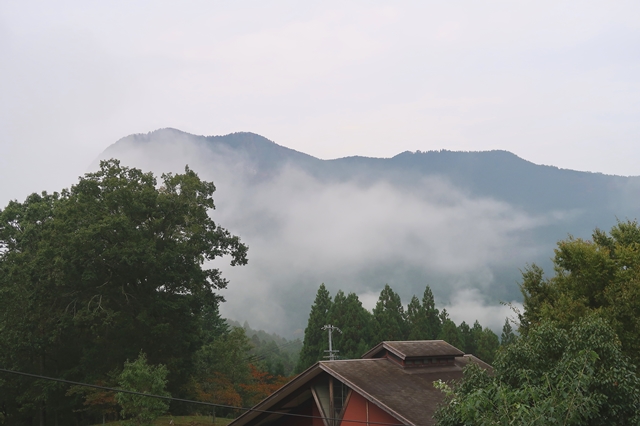 f:id:aohige0718:20191101230749j:plain 兜岳・鎧岳が幻想的な姿