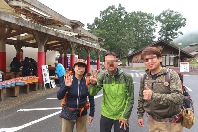 f:id:aohige0718:20191101230825j:plain 俱留尊山登山オフ会のメンバー登山者3名