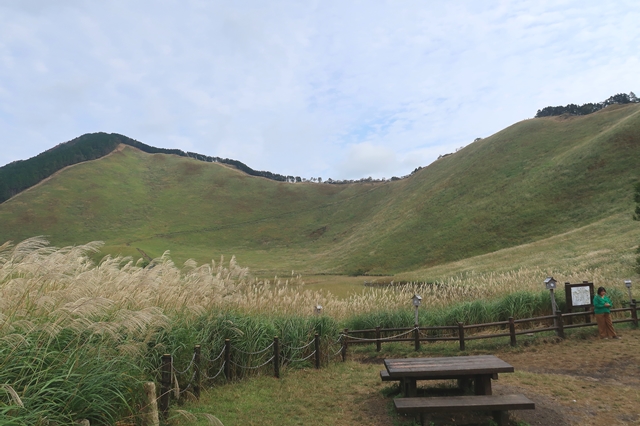 f:id:aohige0718:20191101231015j:plain 正面左が二本ボソ右手に見えるピークが亀山
