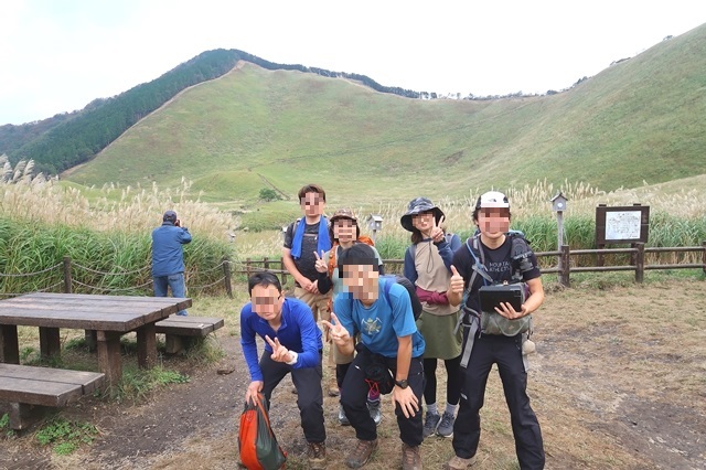 f:id:aohige0718:20191101231035j:plain お亀池の前で登山者と記念撮影
