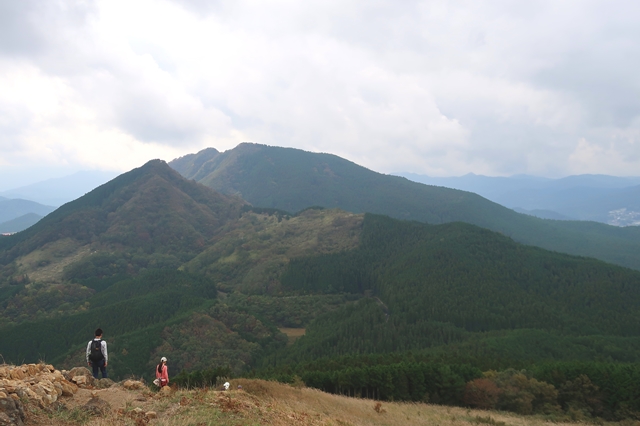 f:id:aohige0718:20191101231537j:plain 亀山山頂後古光山・古光山景色