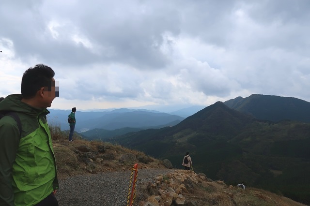 f:id:aohige0718:20191101231546j:plain 亀山山頂と登山者