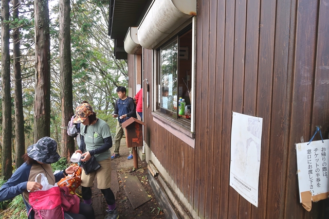 f:id:aohige0718:20191101231752j:plain 二本ボソ小屋でソフトドリンクなどを購入可能