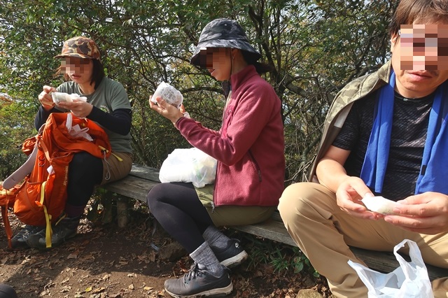 f:id:aohige0718:20191101231942j:plain 俱留尊山の山頂で昼飯