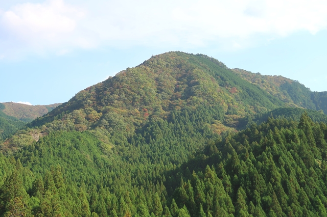 f:id:aohige0718:20191101232117j:plain 先ほどまでいた俱留尊山