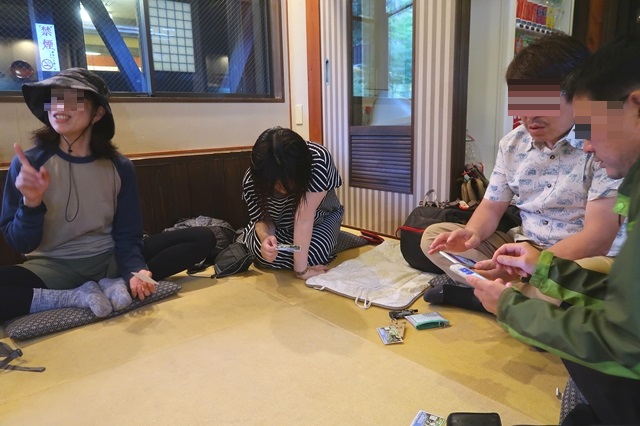 f:id:aohige0718:20191101232236j:plain お亀の湯休憩所と登山者