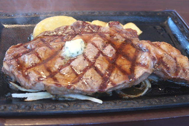 f:id:aohige0718:20191102174100j:plain ステーキソースをかけたステーキの様子