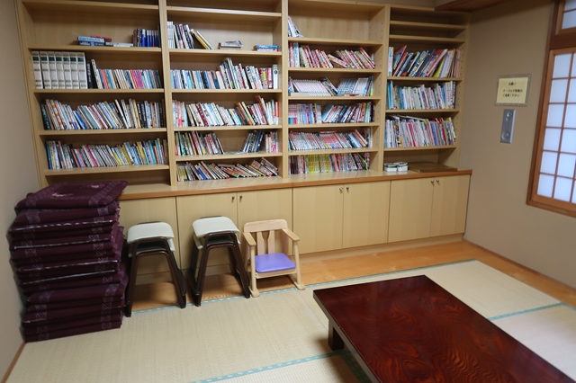 丹波山温泉のめこい湯図書室