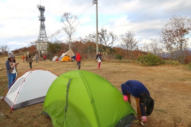 初めてのテントの設営女性二人
