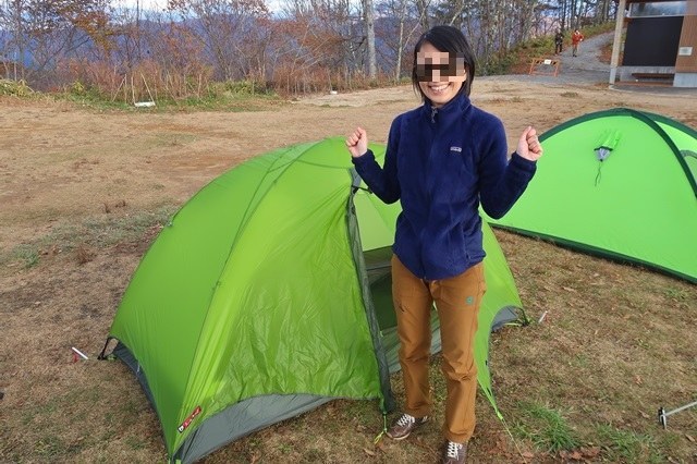 新しい緑色のテント女性