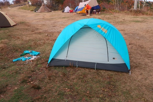 男性用の青いテント