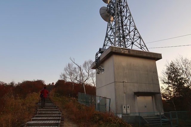 キャンプしていた人も続々と山頂を目指して登る