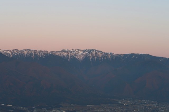 茜色に染まる中央アルプスの山並