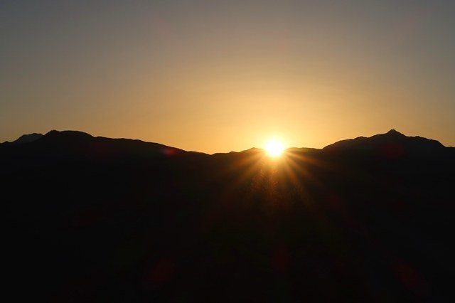 南アルプス方面は夜明けを迎えている景色