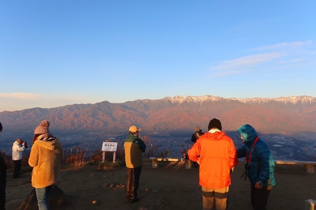 日の出を迎え活気溢れる陣馬形山