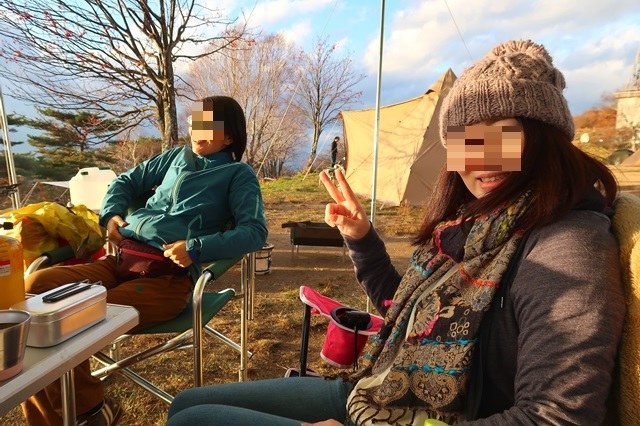 キャンプ中の女性