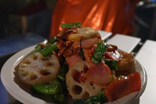 キャンプ料理レンコンの炒め物