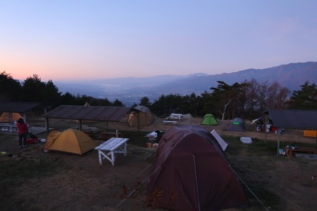 夜明けを迎える陣馬形山キャンプ場様子