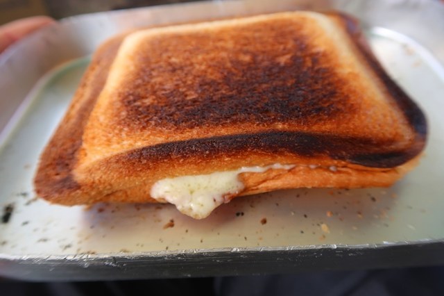 ホットサンドチーズがはみ出ている