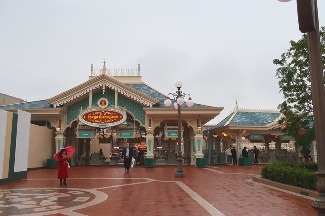ディズニーランドの入場ゲート