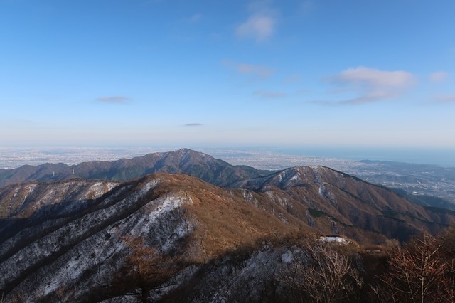 塔ノ岳の山頂から見る丹沢表尾根と大山