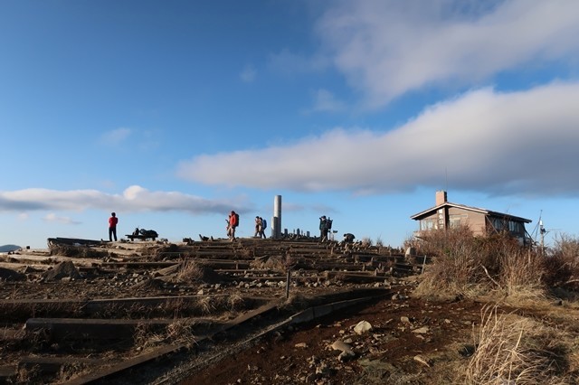 登山者が塔ノ岳の山頂に集まって