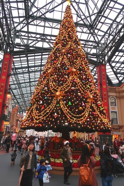 ディズニーランドのクリスマスツリーデコレーションもモリモリ