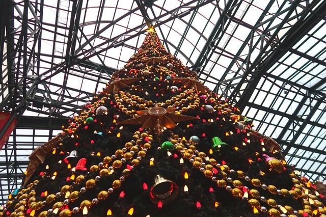 ディズニーランドのクリスマスツリーの飾り