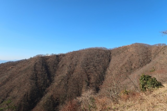 f:id:aohige0718:20191216215058j:plain 正面の尾根を上って鍋割山