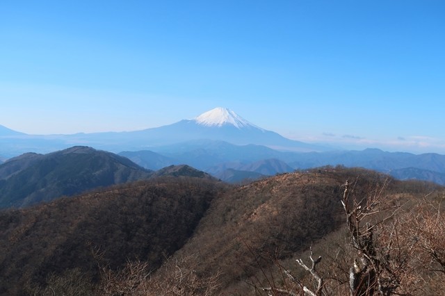 f:id:aohige0718:20191216215215j:plain 丹沢山塊が誇る富士山の景色