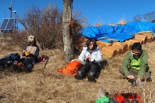 f:id:aohige0718:20191216215248j:plain 鍋割山の山頂で昼飯