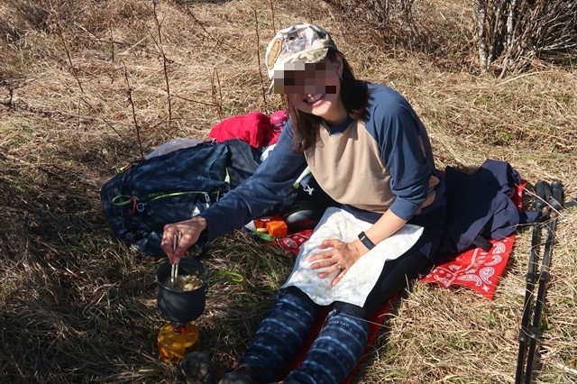 f:id:aohige0718:20191216215313j:plain 山頂で食べる山飯