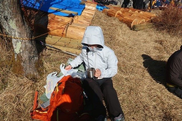 f:id:aohige0718:20191216215325j:plain 鍋割山で雪だるまに変身