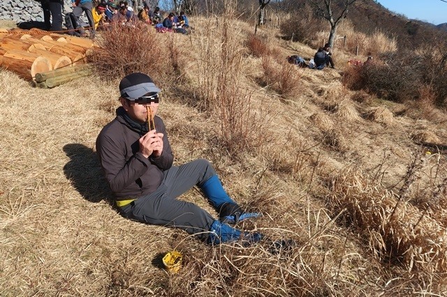 f:id:aohige0718:20191216215331j:plain 鍋割山の山頂で変態に変身