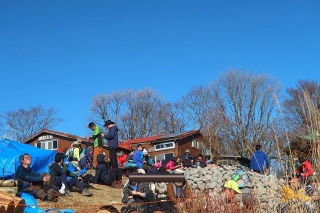 f:id:aohige0718:20191216215403j:plain 鍋割山荘の名物鍋焼きうどん多くの登山者が並ぶ
