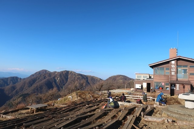 f:id:aohige0718:20191216215607j:plain 奥に見えるピークが蛭ヶ岳