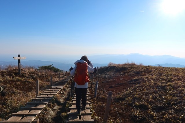 f:id:aohige0718:20191216215629j:plain 丹沢を後にする女性登山者の後姿